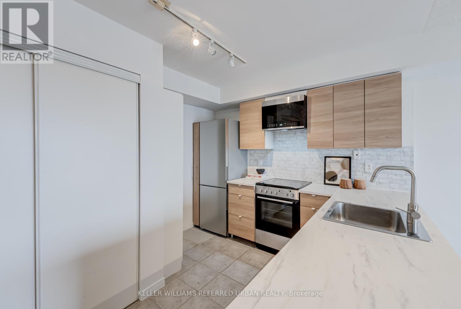 703 - 140 Bathurst Street, Toronto, Ontario  M5V 3N8 - Photo 9 - C12113740