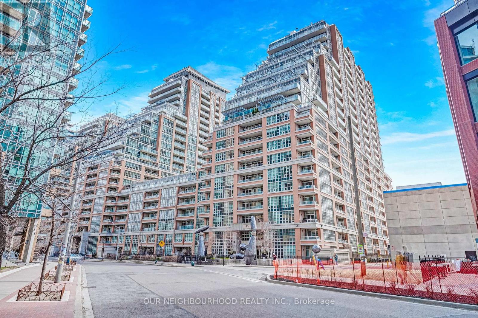 <div class="slider-price">$729,000</div><p>602 - 85 East Liberty Street, Toronto, Ontario</p>