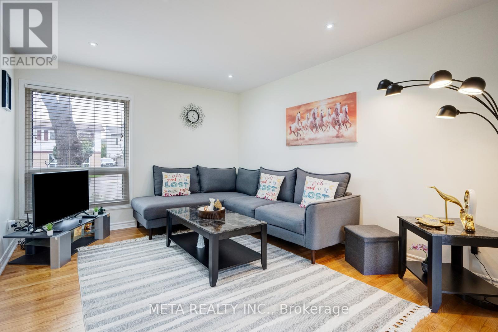 24 Horseshoe Court, Brampton, Ontario  L6S 1S1 - Photo 1 - W12129049