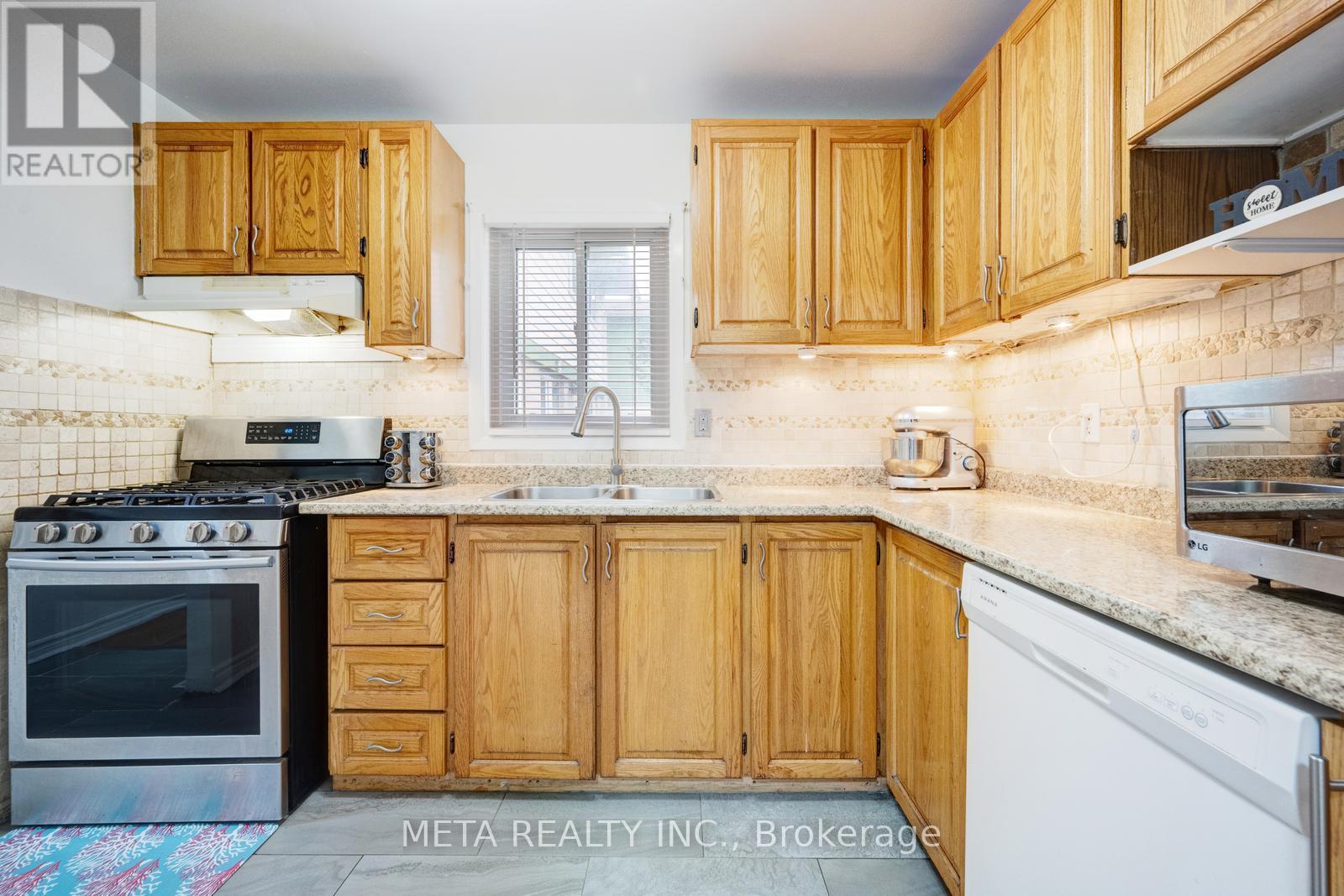 24 Horseshoe Court, Brampton, Ontario  L6S 1S1 - Photo 10 - W12129049
