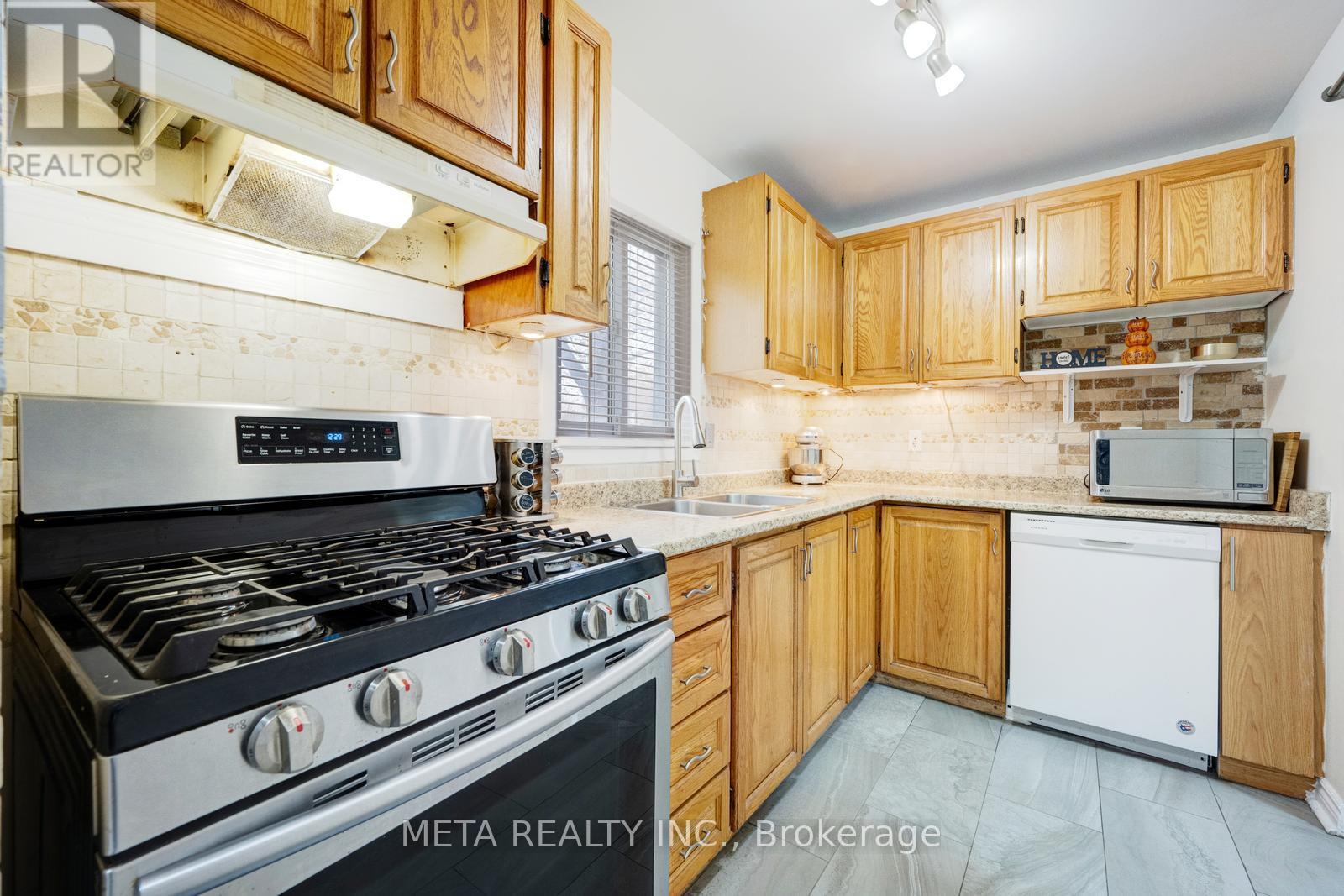24 Horseshoe Court, Brampton, Ontario  L6S 1S1 - Photo 11 - W12129049