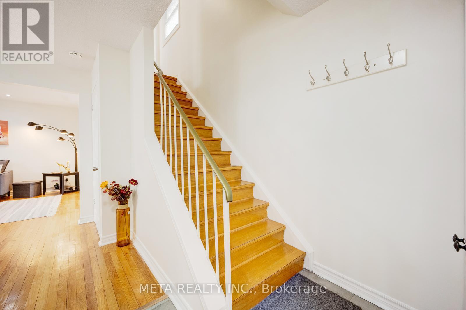 24 Horseshoe Court, Brampton, Ontario  L6S 1S1 - Photo 13 - W12129049