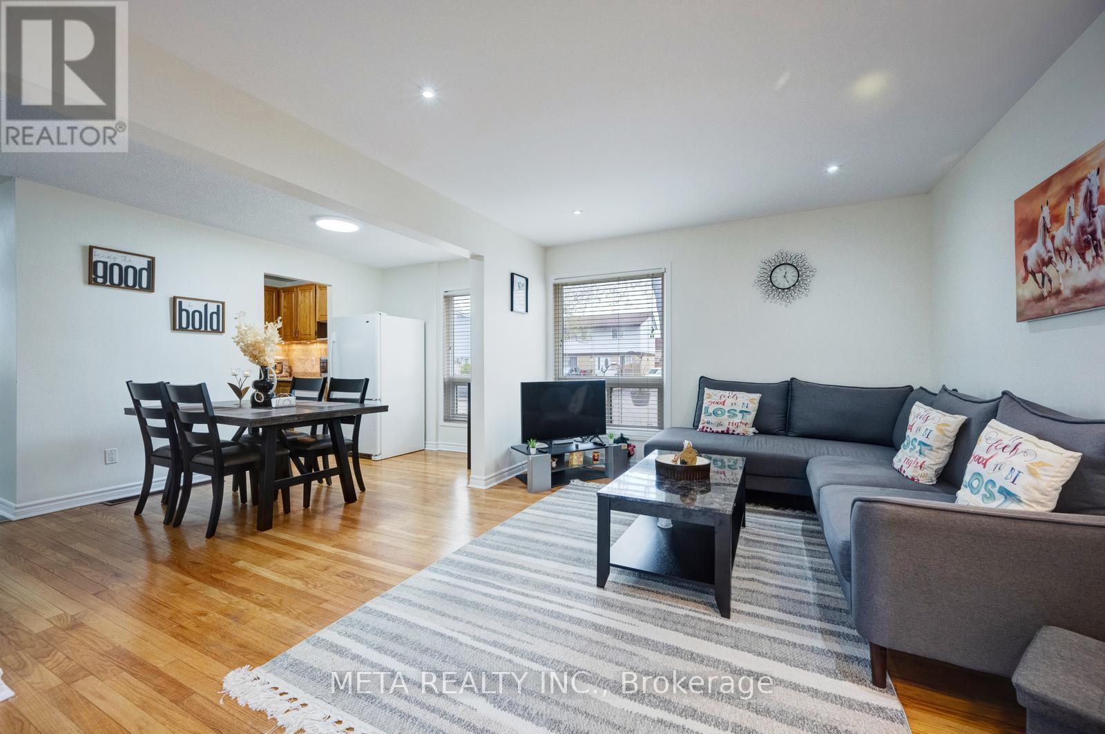 24 Horseshoe Court, Brampton, Ontario  L6S 1S1 - Photo 4 - W12129049