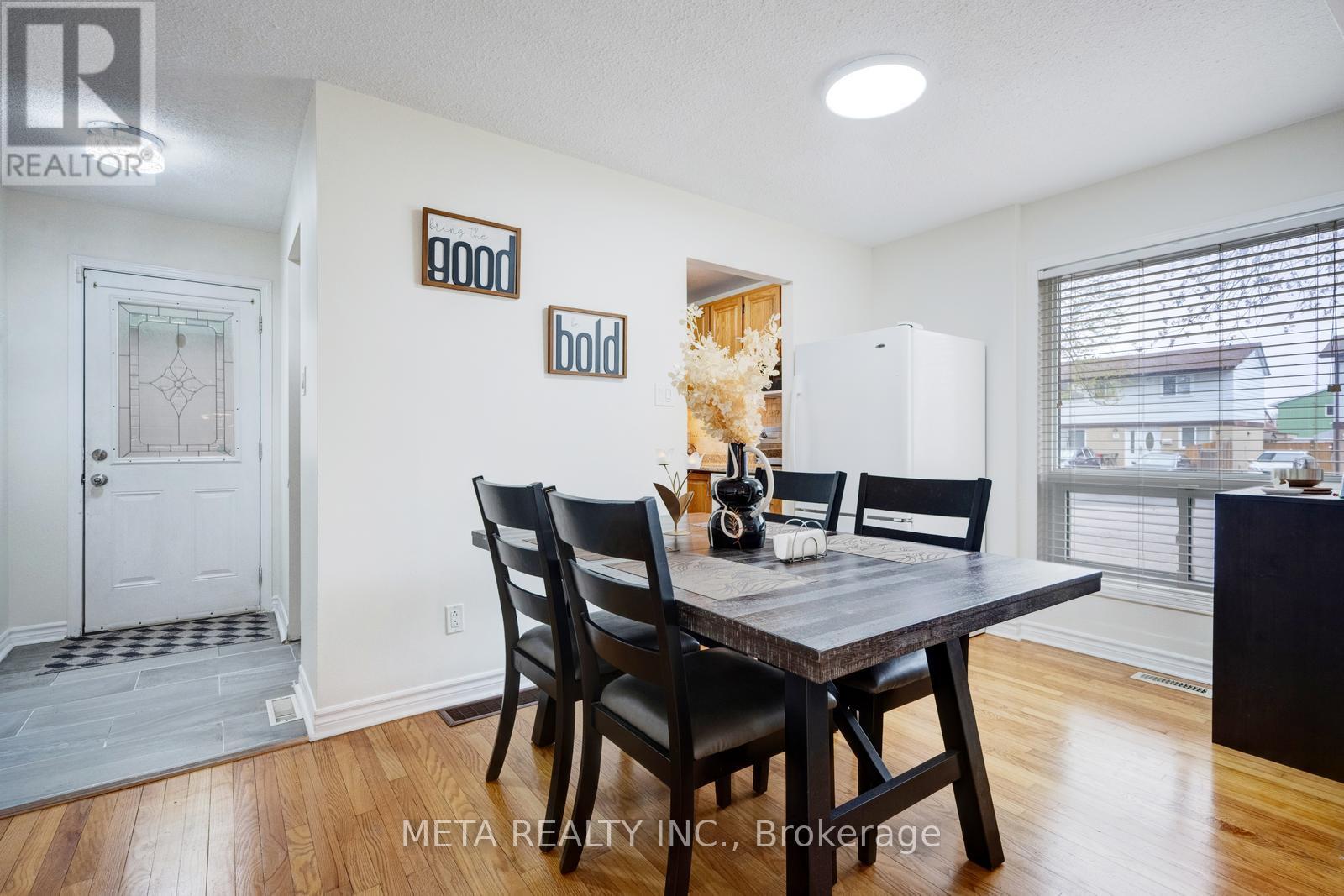 24 Horseshoe Court, Brampton, Ontario  L6S 1S1 - Photo 6 - W12129049