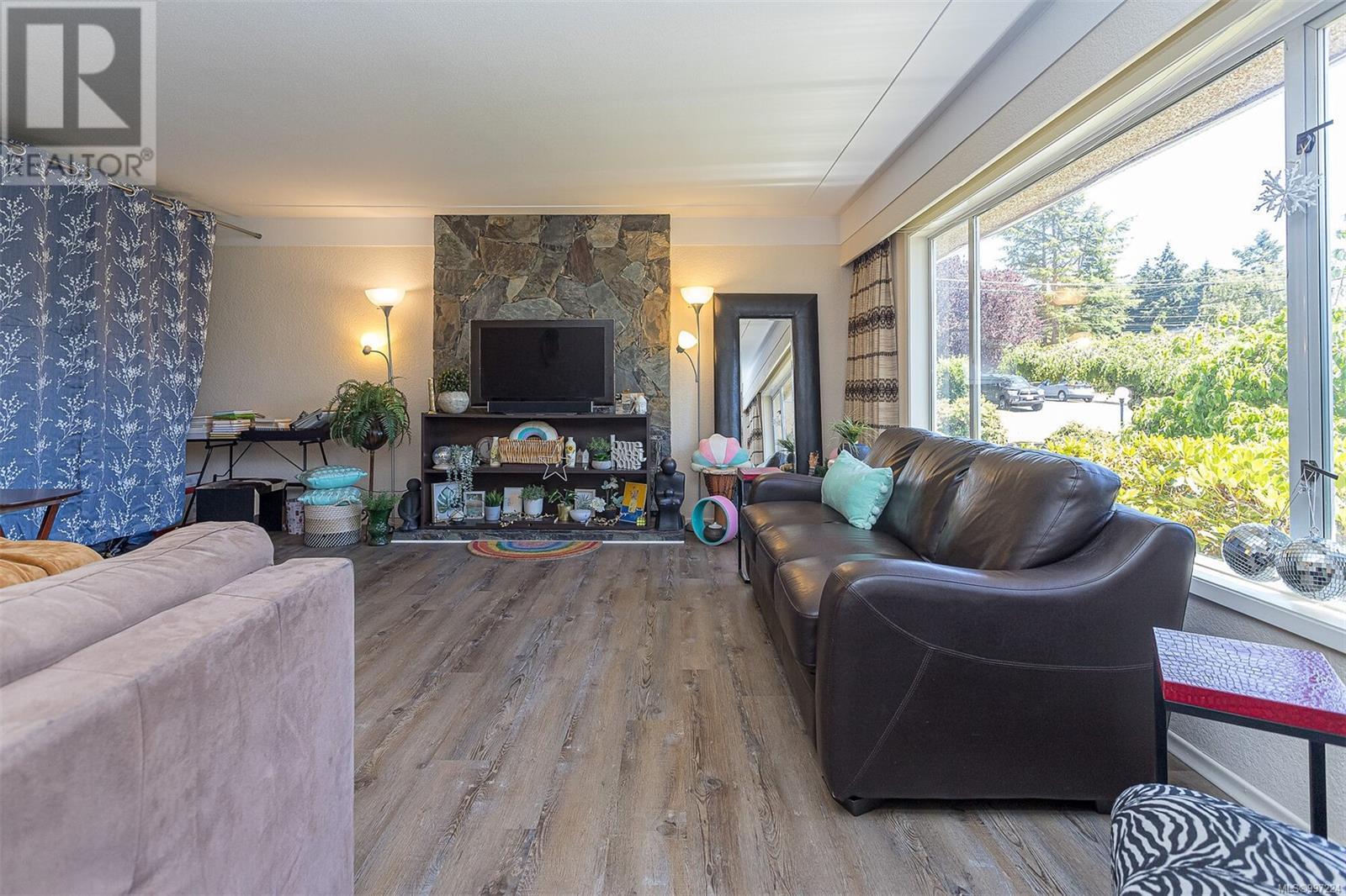 Property at 1760 Mortimer St image 3