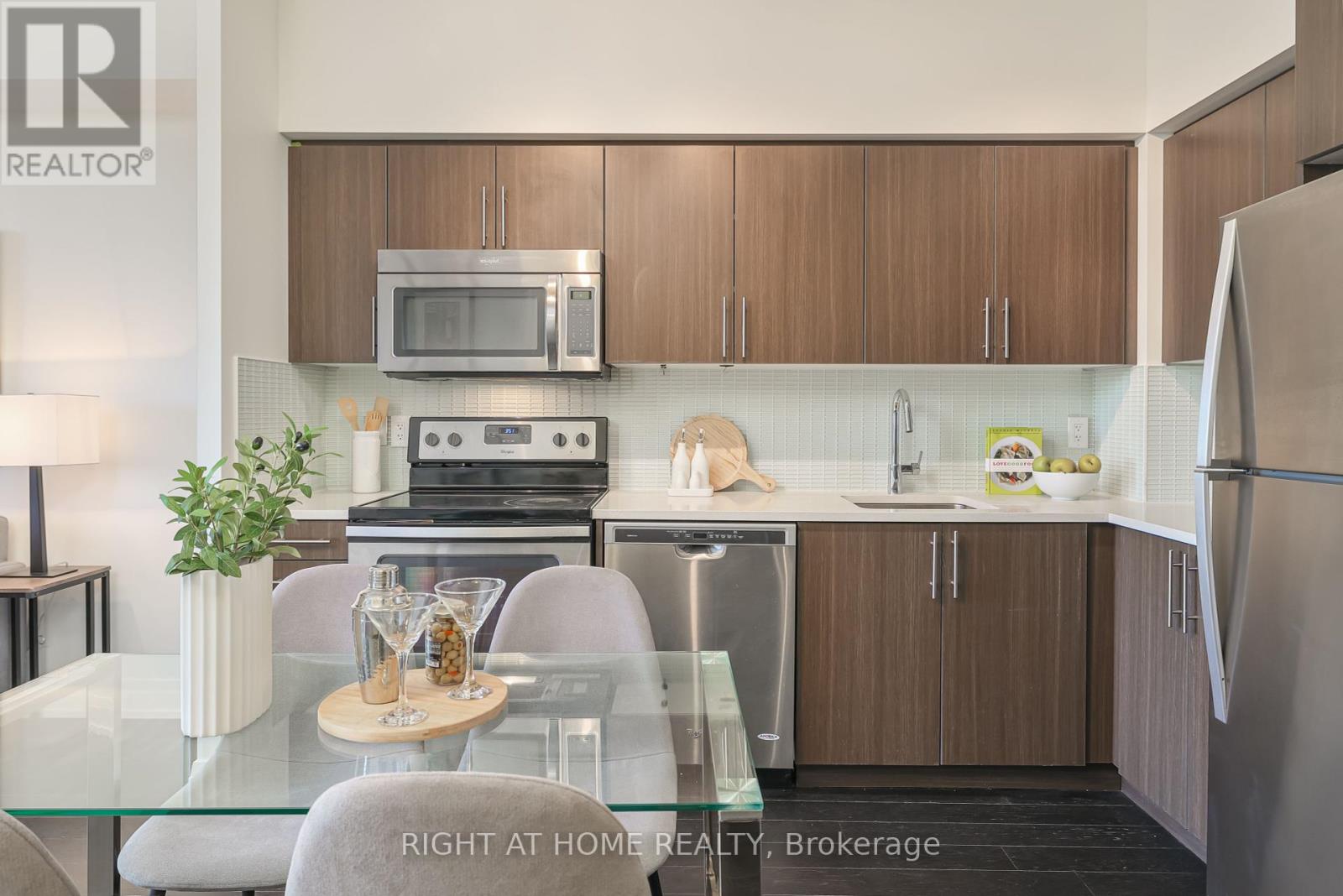209 - 65 Speers Road, Oakville, Ontario  L6K 0J1 - Photo 7 - W12129129
