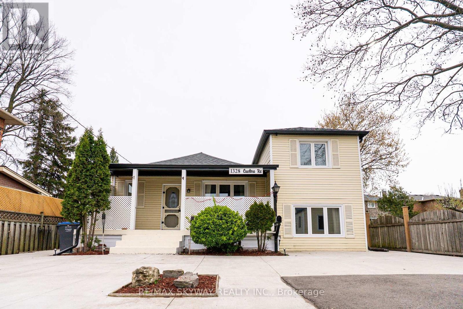 1328 CAWTHRA ROAD W, Mississauga, Ontario