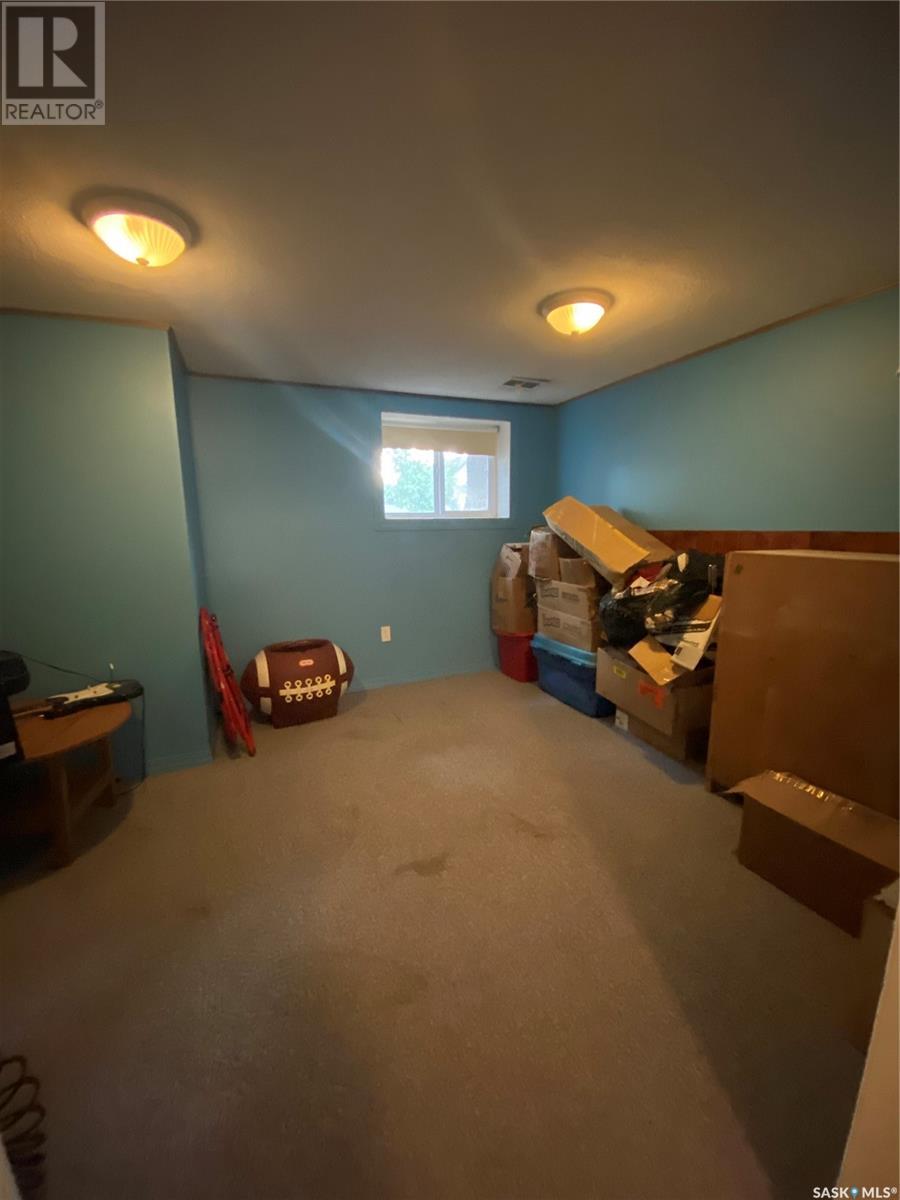 236 10th Street Ne, Weyburn, Saskatchewan  S4H 1H3 - Photo 13 - SK004815