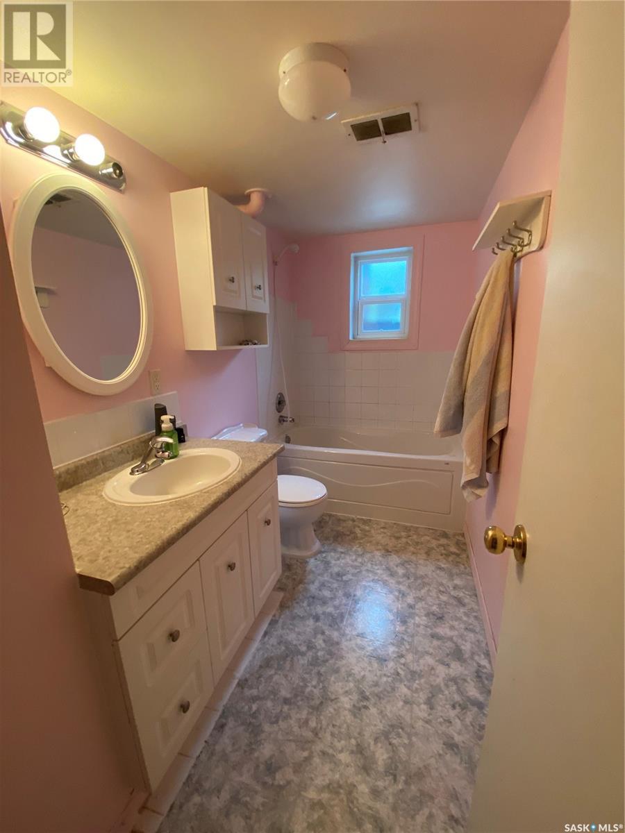 236 10th Street Ne, Weyburn, Saskatchewan  S4H 1H3 - Photo 14 - SK004815
