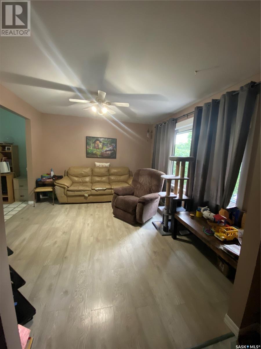 236 10th Street Ne, Weyburn, Saskatchewan  S4H 1H3 - Photo 2 - SK004815