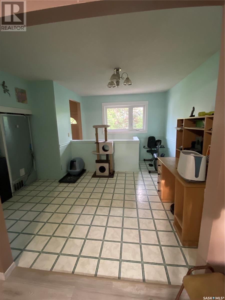 236 10th Street Ne, Weyburn, Saskatchewan  S4H 1H3 - Photo 3 - SK004815