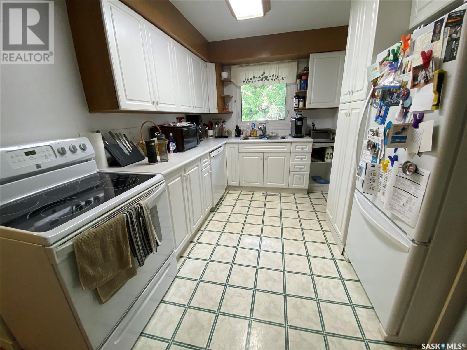 236 10th Street Ne, Weyburn, Saskatchewan  S4H 1H3 - Photo 4 - SK004815