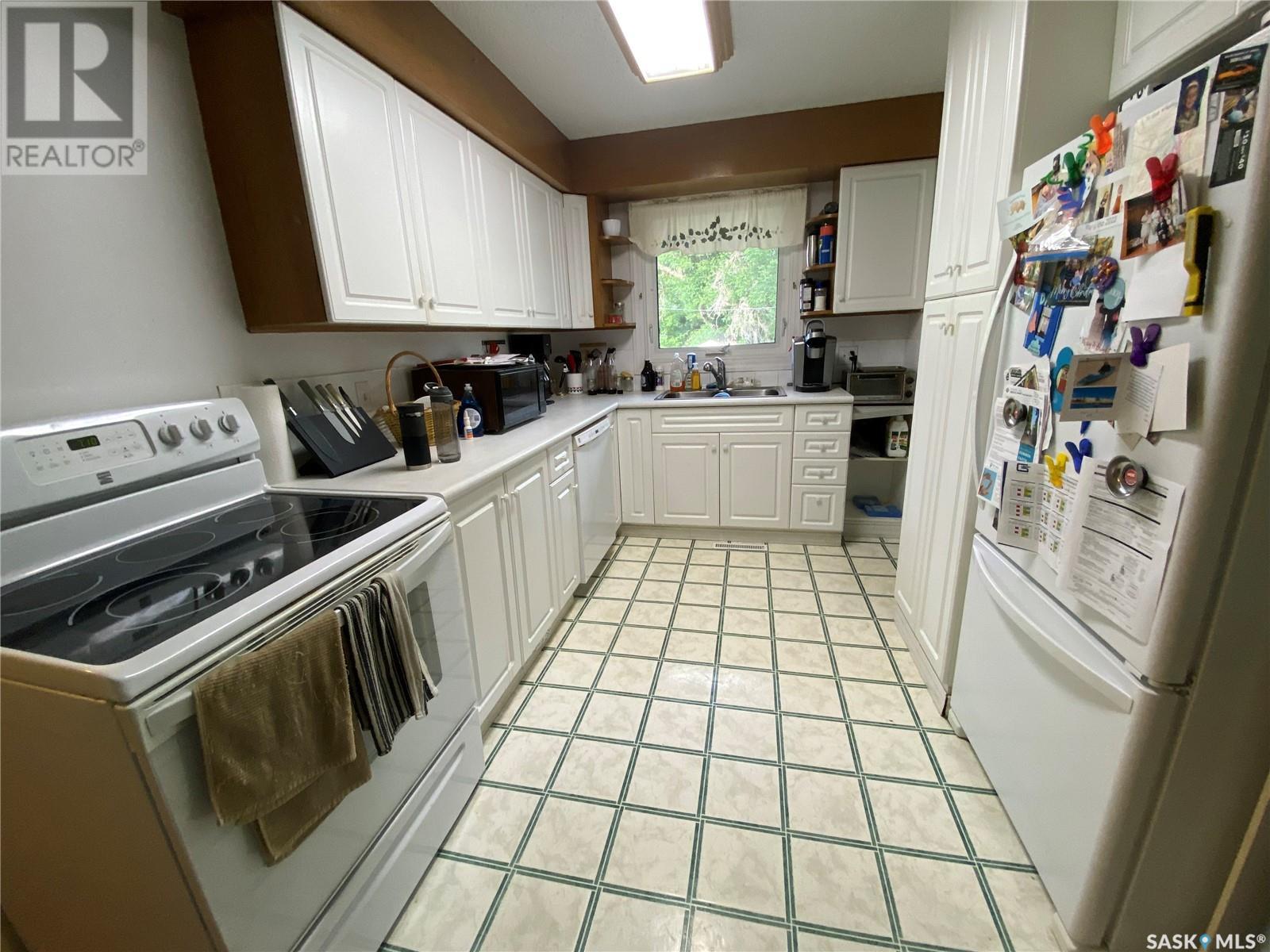 236 10th Street Ne, Weyburn, Saskatchewan  S4H 1H3 - Photo 5 - SK004815