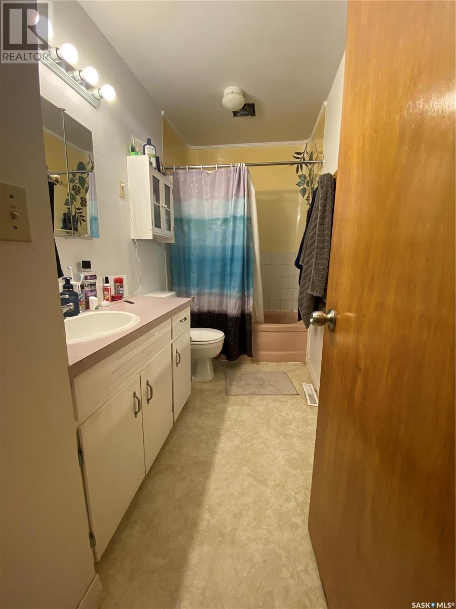 236 10th Street Ne, Weyburn, Saskatchewan  S4H 1H3 - Photo 9 - SK004815