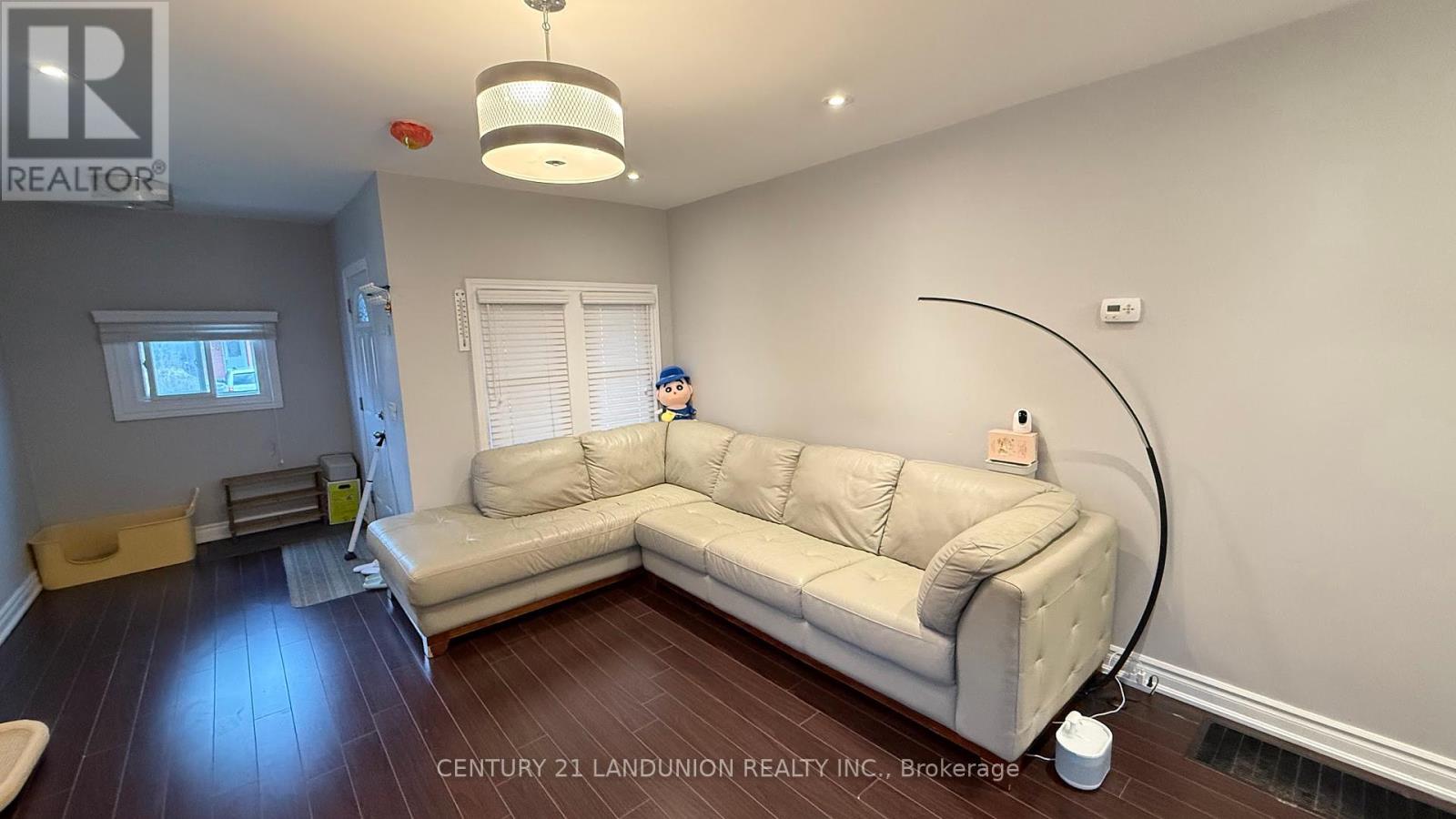 Front Unit - 10 Nineteenth Street, Toronto, Ontario  M8V 3L3 - Photo 2 - W12129181