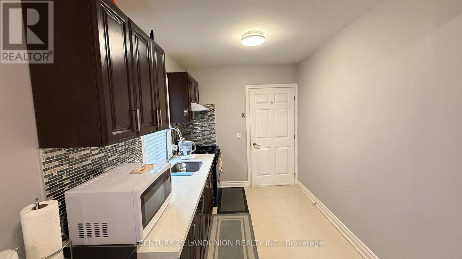 Front Unit - 10 Nineteenth Street, Toronto, Ontario  M8V 3L3 - Photo 8 - W12129181