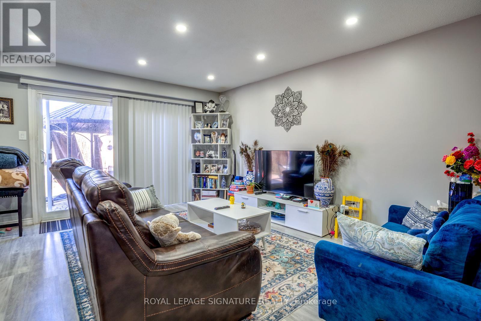 48 Lawndale Crescent, Brampton, Ontario  L6S 3L4 - Photo 4 - W12129184