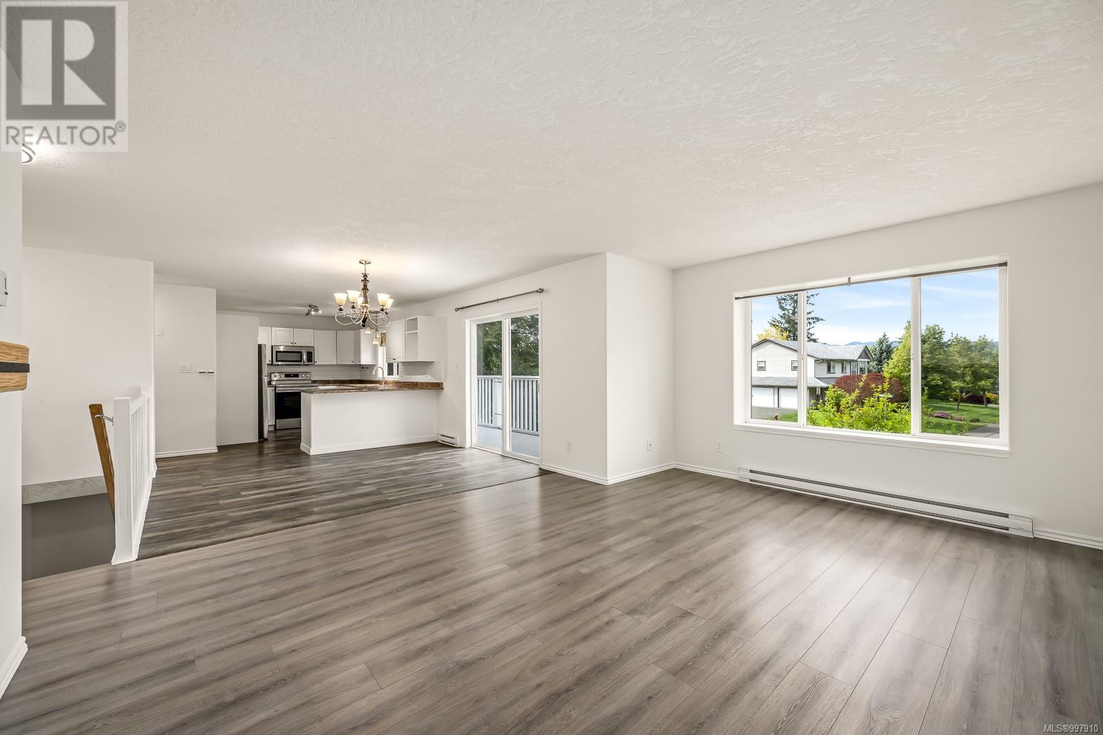 Property at 850 Waddington Cres image 3