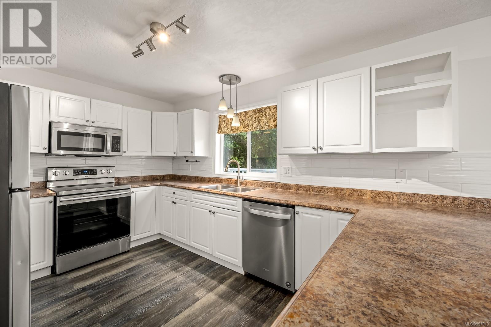 Property at 850 Waddington Cres image 4