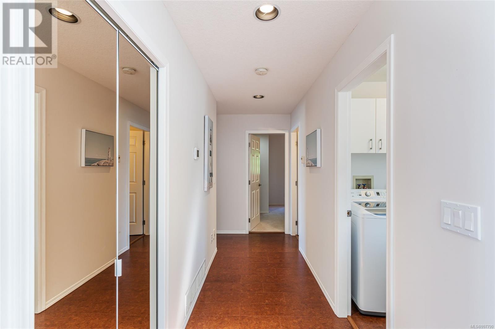 Property at 118 Sandpiper Pl image 2