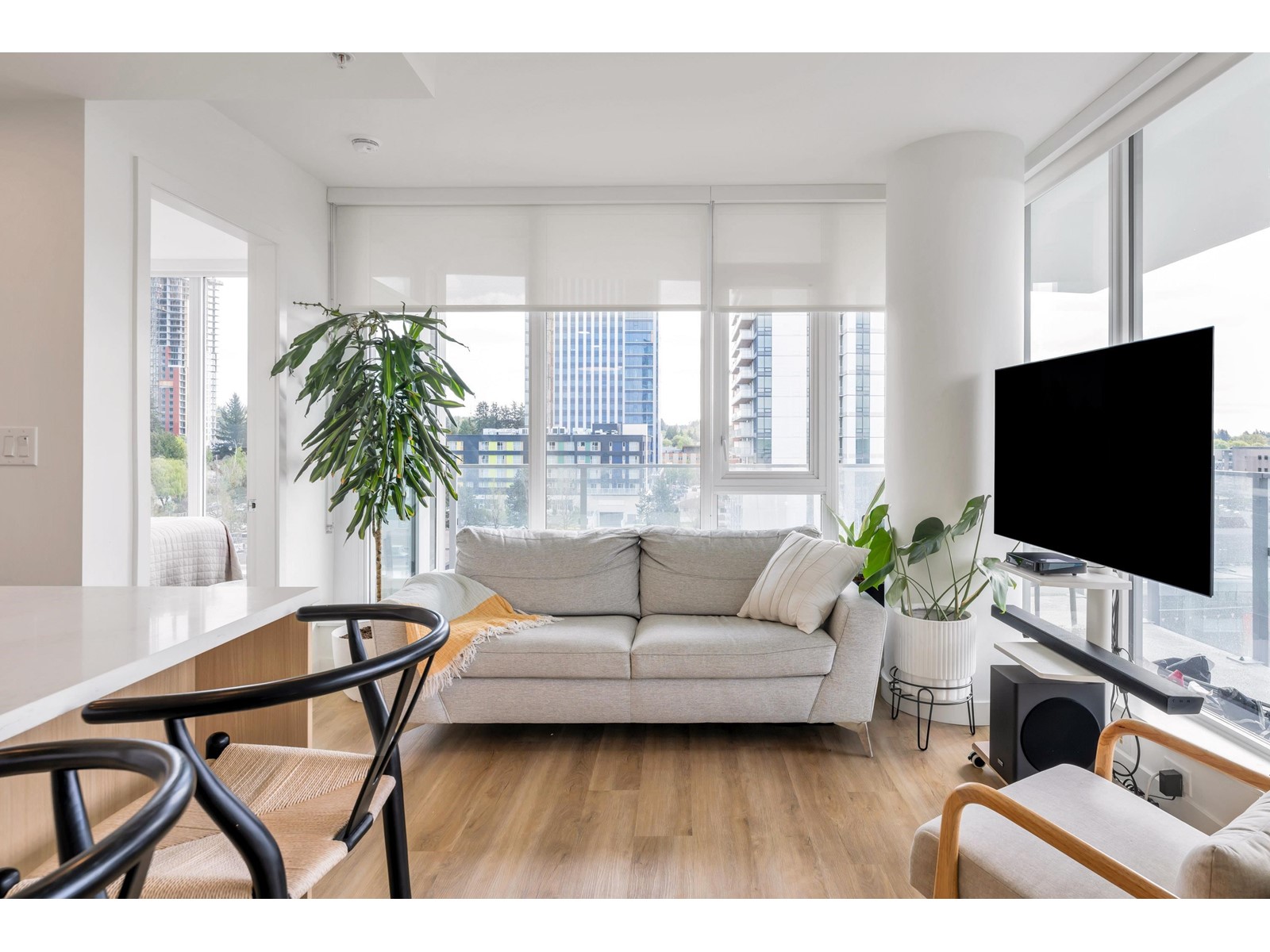 809 9675 King George Boulevard, Surrey, British Columbia  V3T 2V3 - Photo 3 - R2999496