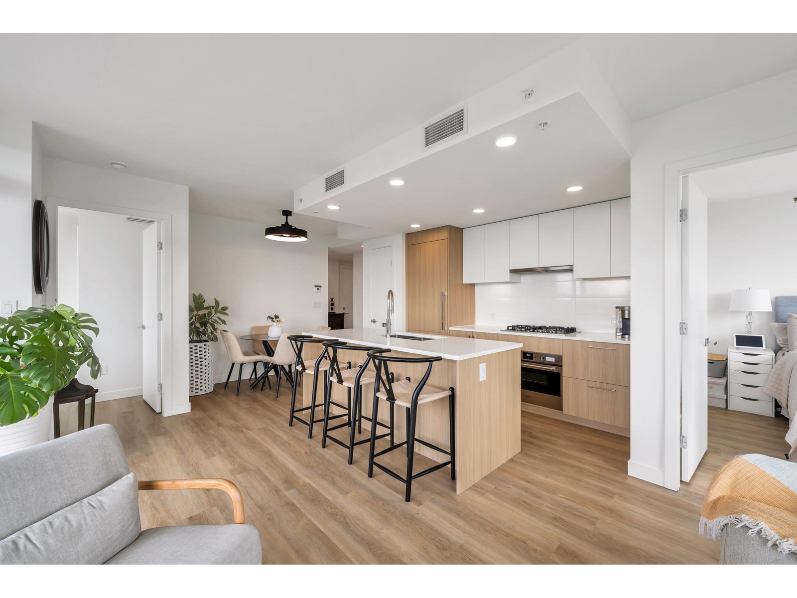 809 9675 King George Boulevard, Surrey, British Columbia  V3T 2V3 - Photo 6 - R2999496