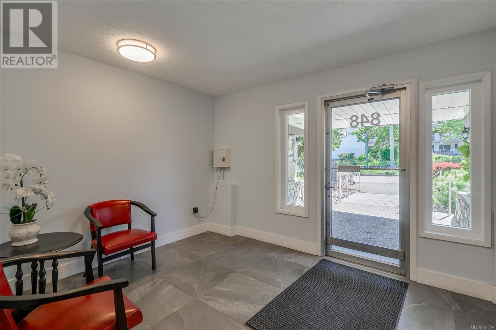 208 848 Esquimalt Rd, Esquimalt, British Columbia  V9A 6W9 - Photo 5 - 997754