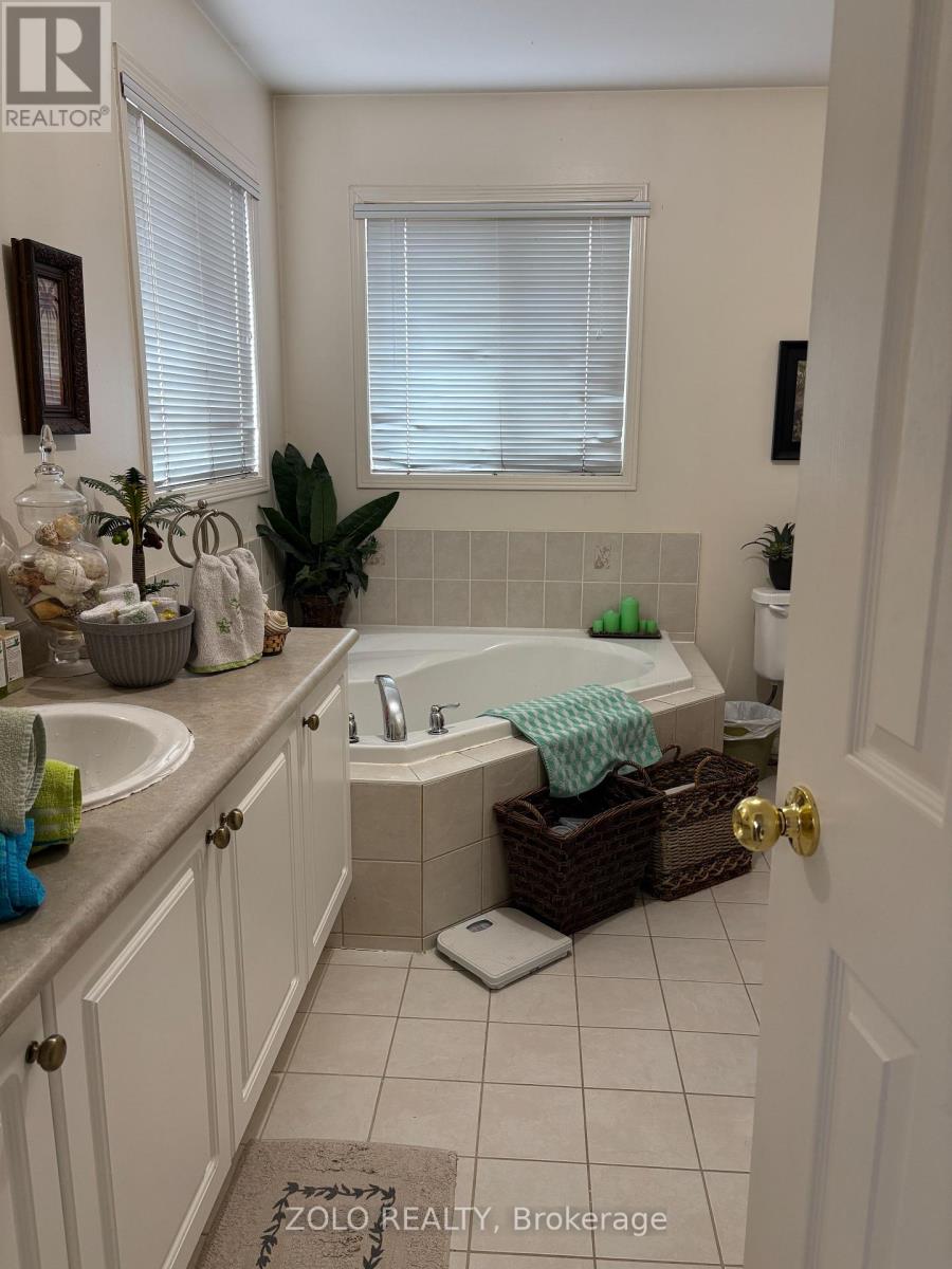 427 Huntington Ridge Drive, Mississauga (Hurontario), Ontario  L5R 1P3 - Photo 10 - W12129281
