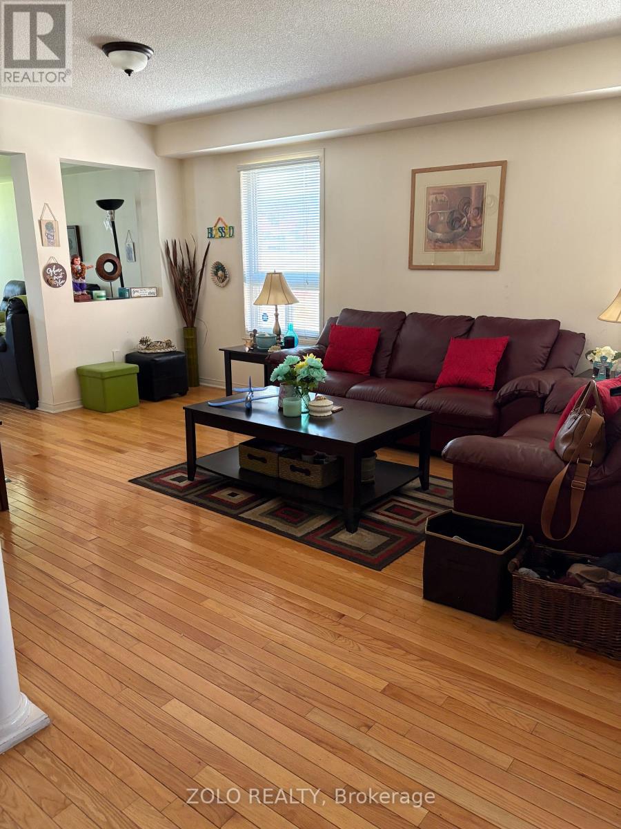 427 Huntington Ridge Drive, Mississauga (Hurontario), Ontario  L5R 1P3 - Photo 4 - W12129281