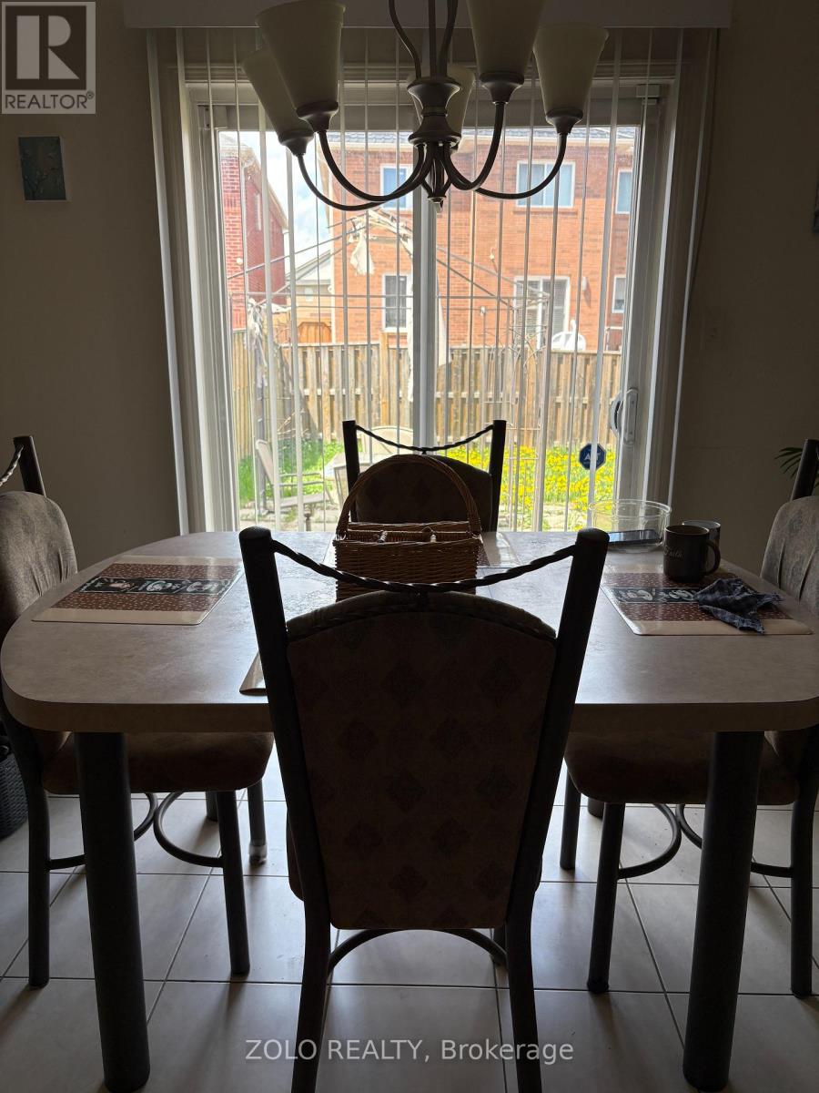 427 Huntington Ridge Drive, Mississauga (Hurontario), Ontario  L5R 1P3 - Photo 6 - W12129281