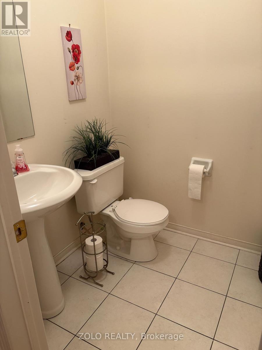 427 Huntington Ridge Drive, Mississauga (Hurontario), Ontario  L5R 1P3 - Photo 8 - W12129281