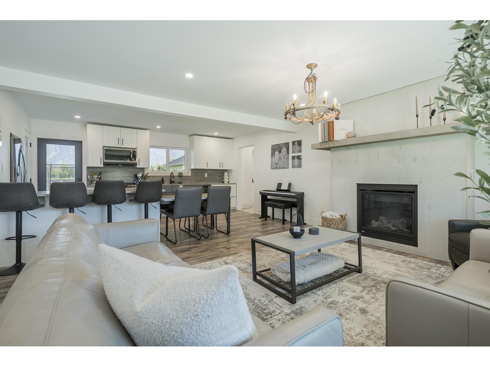 Property at 1716 AGASSIZ AVENUE image 3