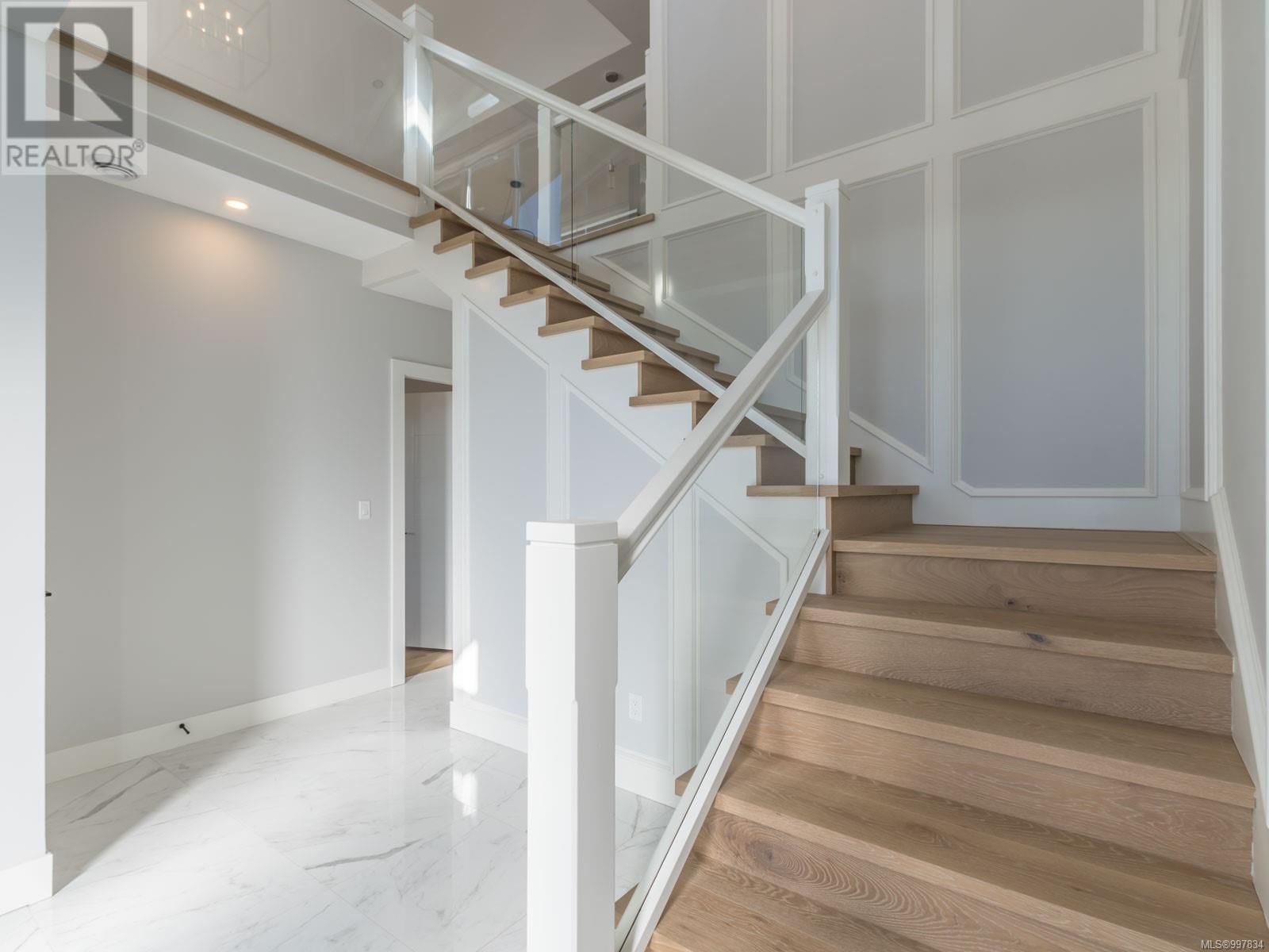 Property at 196 Golden Oaks Cres image 3