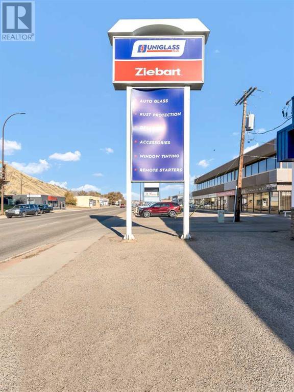 1137 & 1139 Kingsway Avenue Se, Medicine Hat, Alberta  T1A 2Y1 - Photo 4 - A2218604