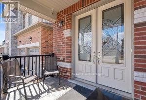 669 Sweetwater Crescent, Newmarket, Ontario  L3X 0H6 - Photo 2 - N12129328