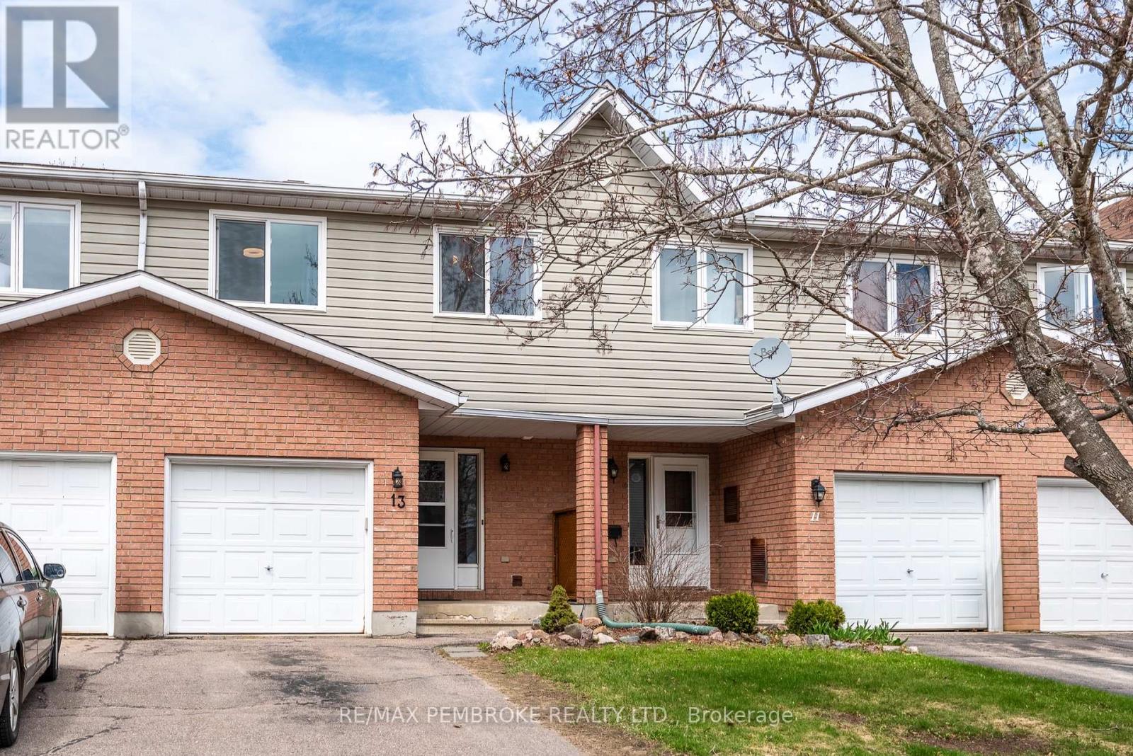 13 Vermont Meadows, Petawawa, Ontario  K8H 3N3 - Photo 1 - X12129381