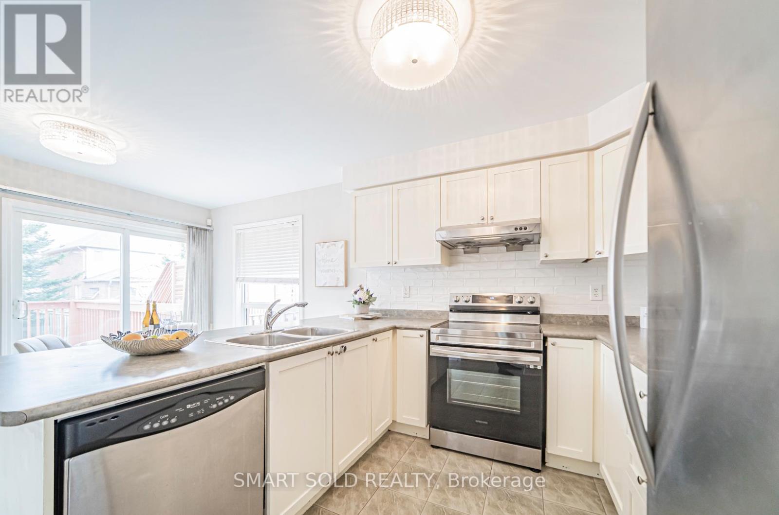 31 Fitzwilliam Avenue, Richmond Hill, Ontario  L4E 4N8 - Photo 11 - N12129363