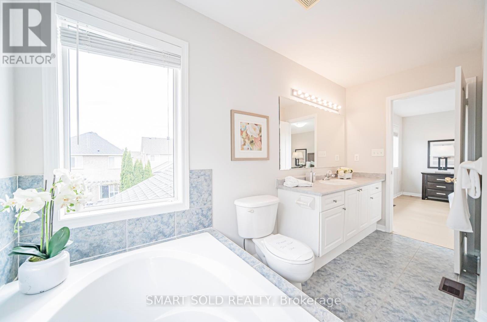 31 Fitzwilliam Avenue, Richmond Hill, Ontario  L4E 4N8 - Photo 26 - N12129363