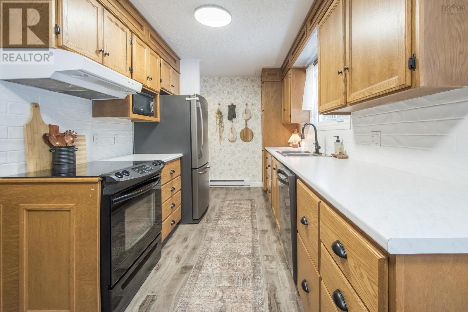 Property at 51 Pine Grove Crescent image 4