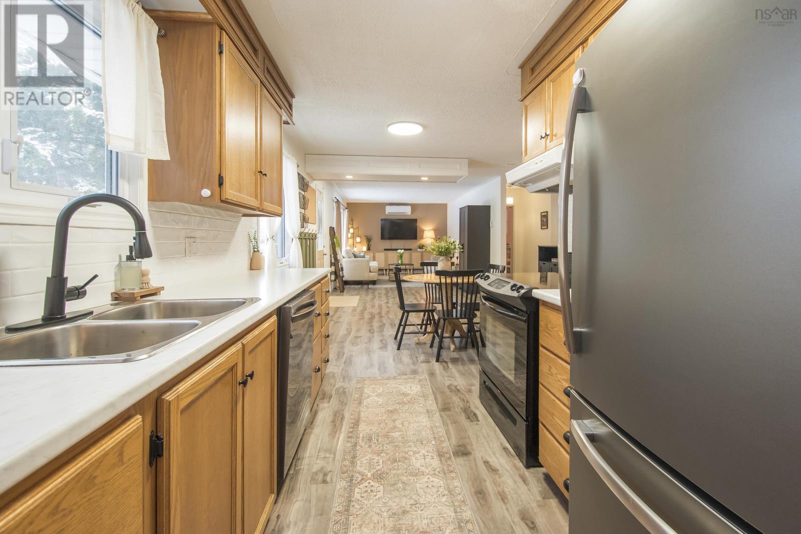 Property at 51 Pine Grove Crescent image 3