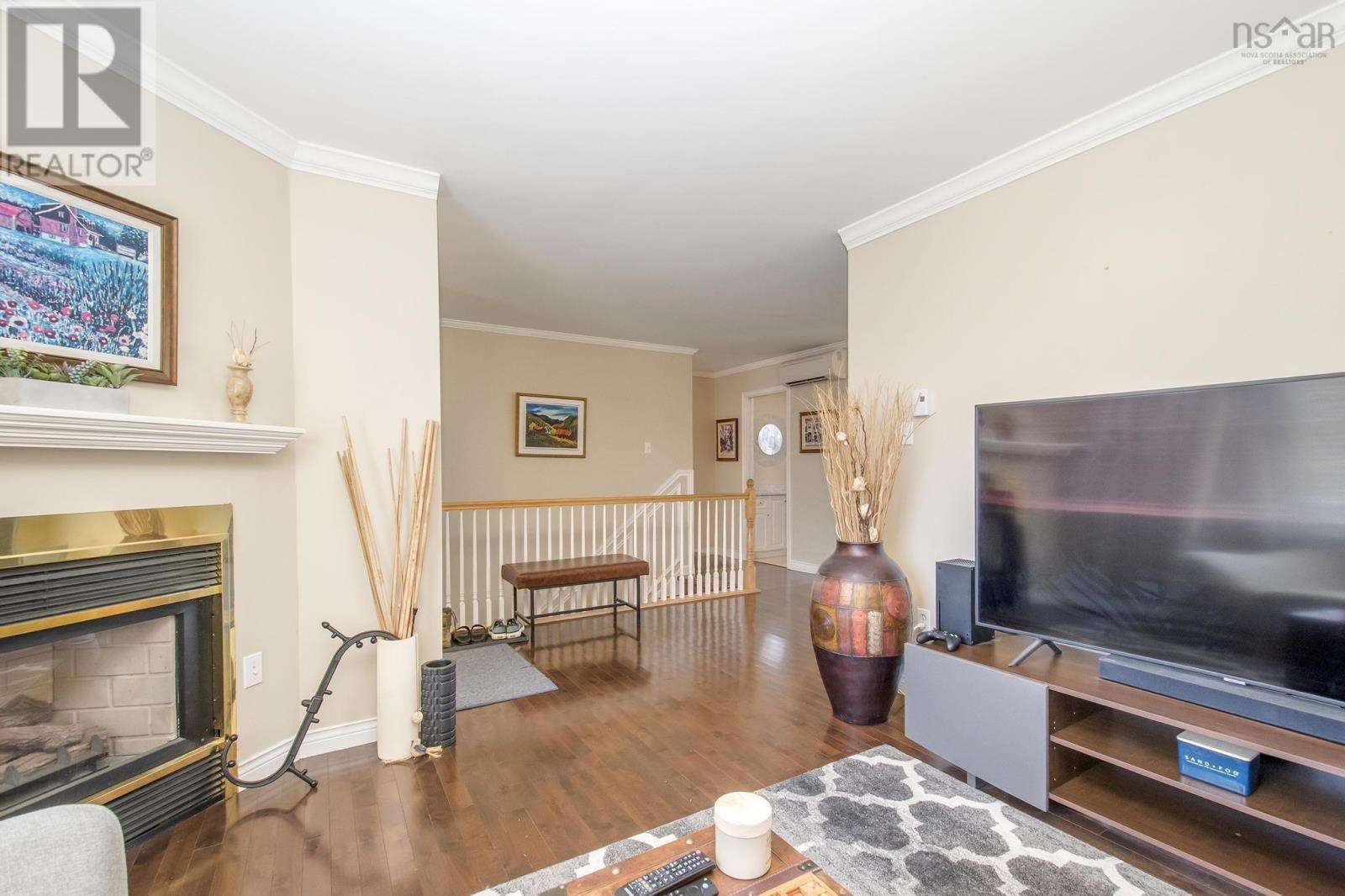 Property at 559 Pine Ridge Avenue image 4