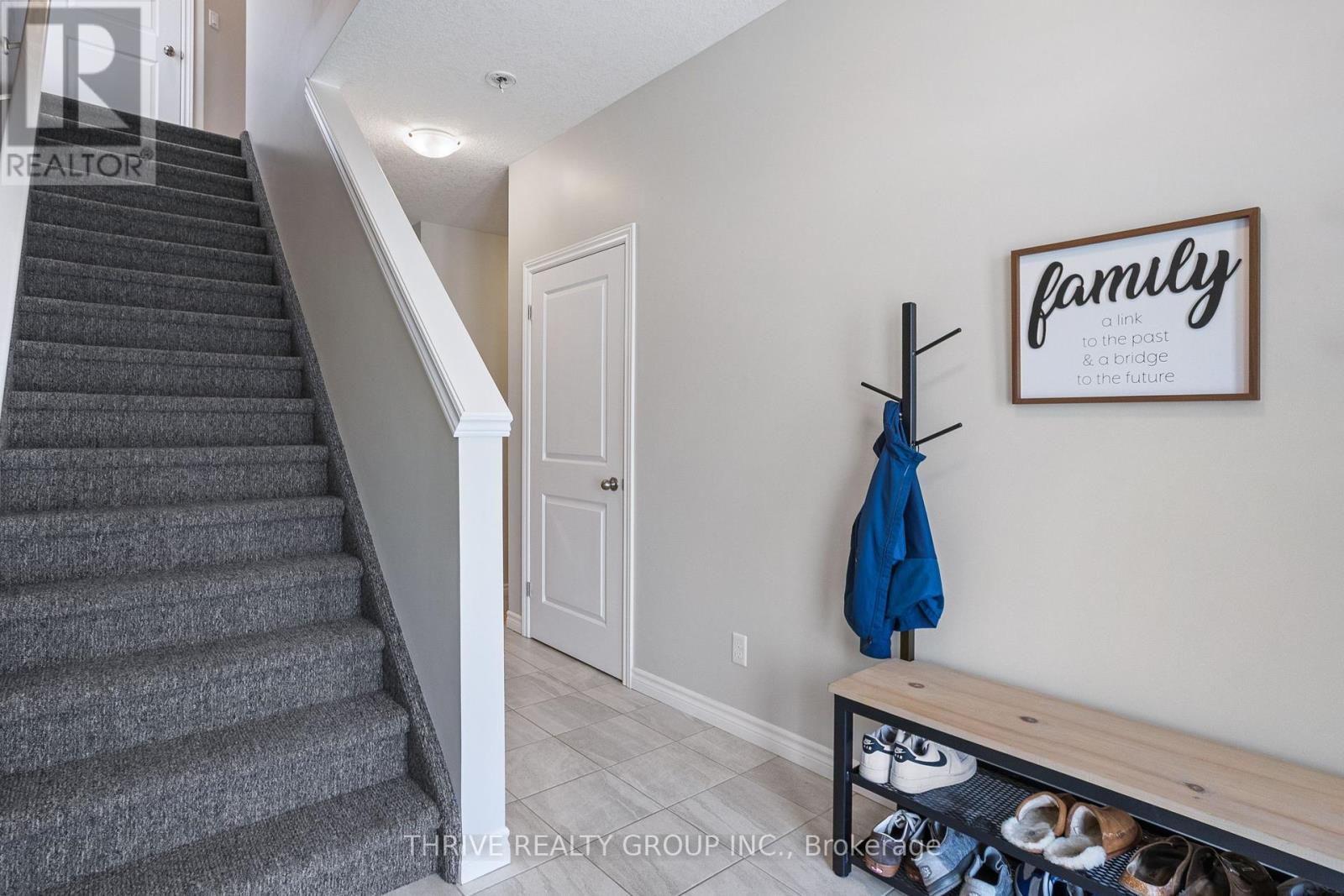 2079 Cedarpark Drive, London North, Ontario  N5X 0N2 - Photo 6 - X12129453