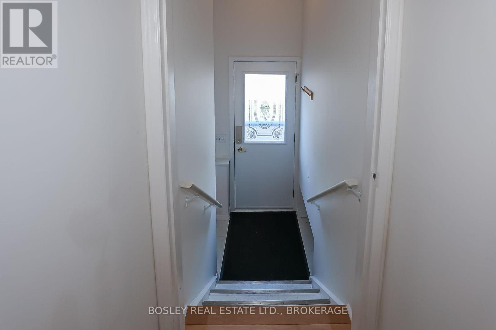 28 Oak Drive, Niagara-On-The-Lake (Town), Ontario  L0S 1J0 - Photo 20 - X12129486