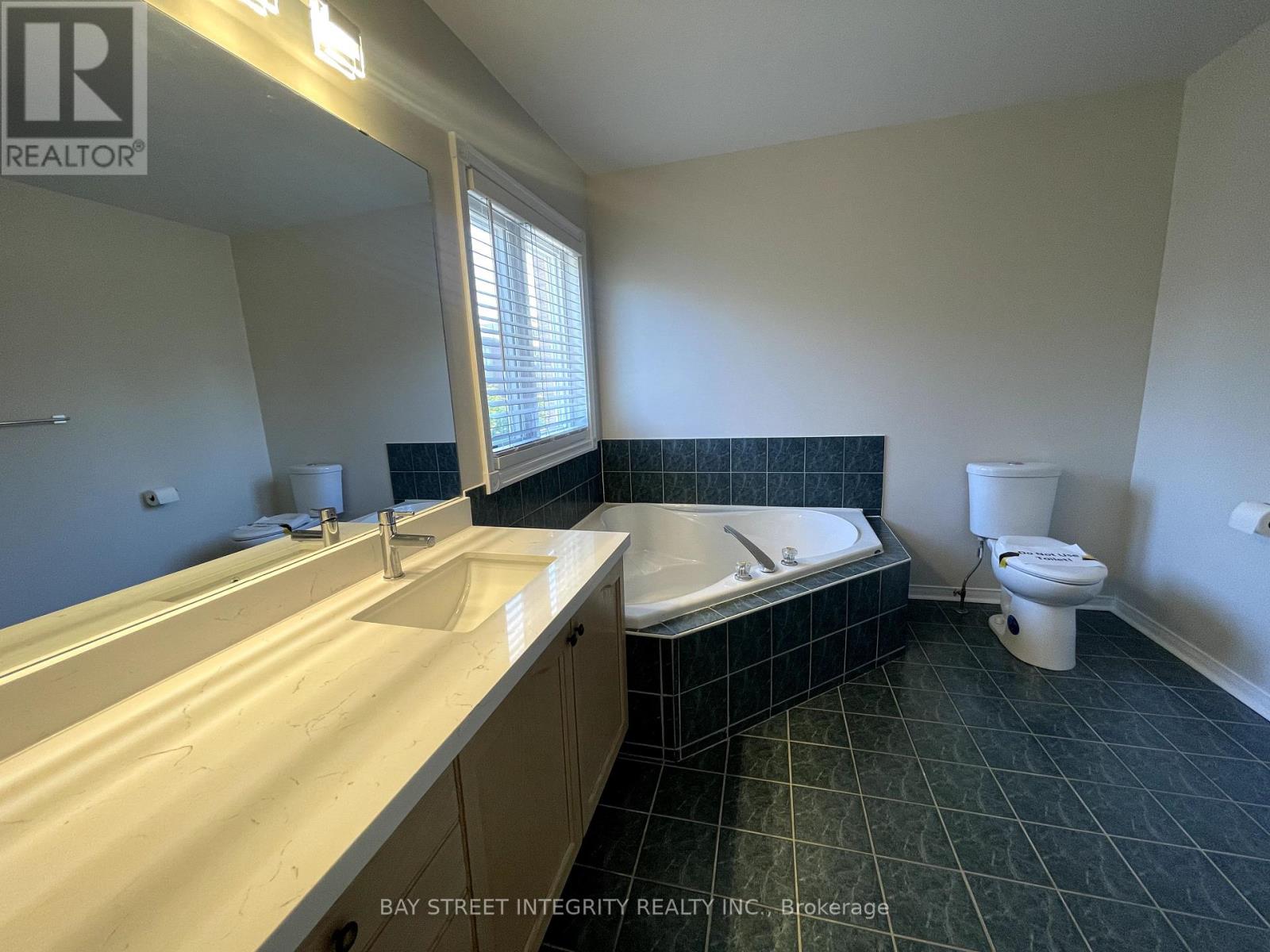 111 Madison Heights Boulevard, Markham (Berczy), Ontario  L6C 2E3 - Photo 12 - N12129433