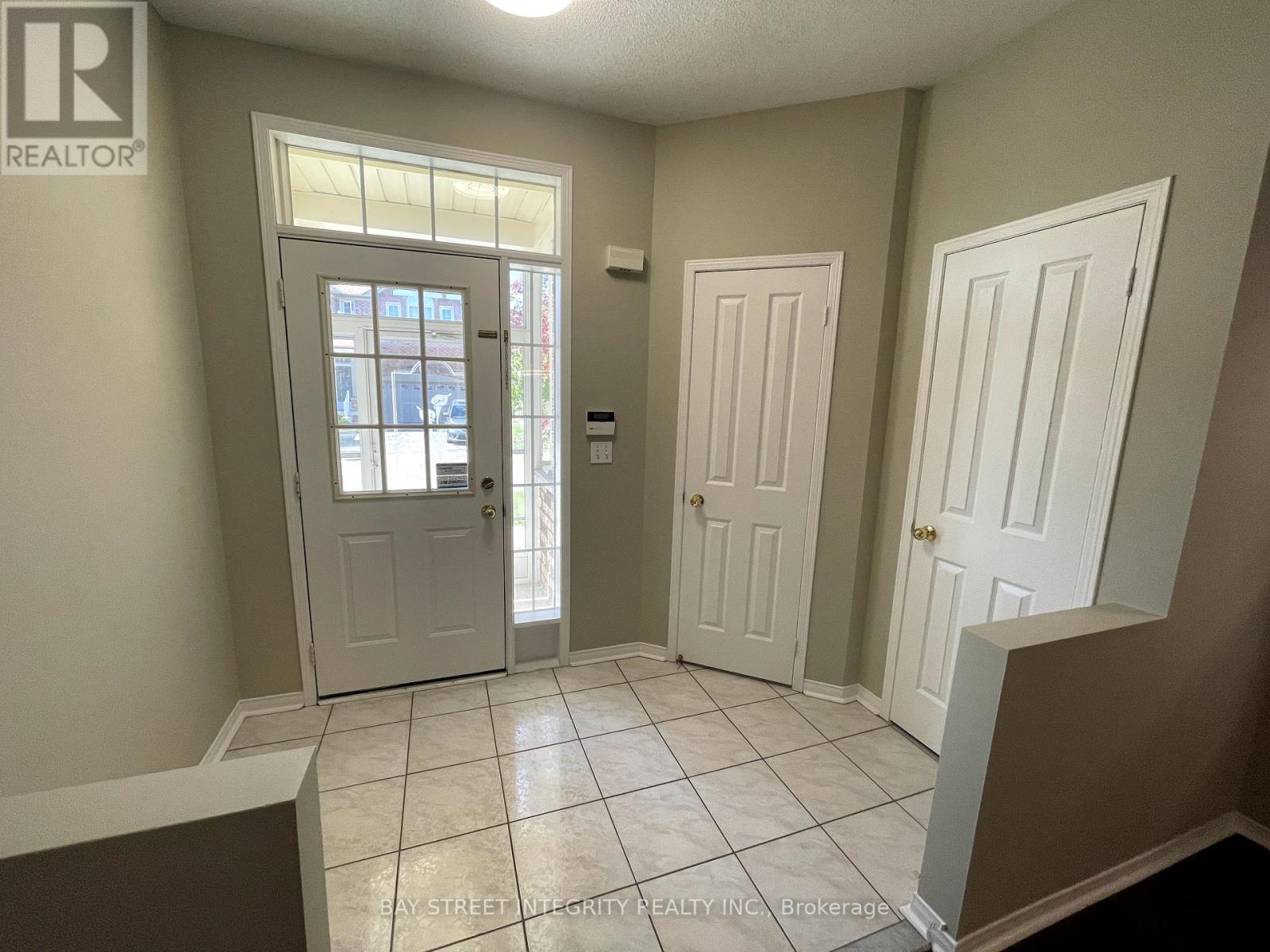 111 Madison Heights Boulevard, Markham, Ontario  L6C 2E3 - Photo 2 - N12129433