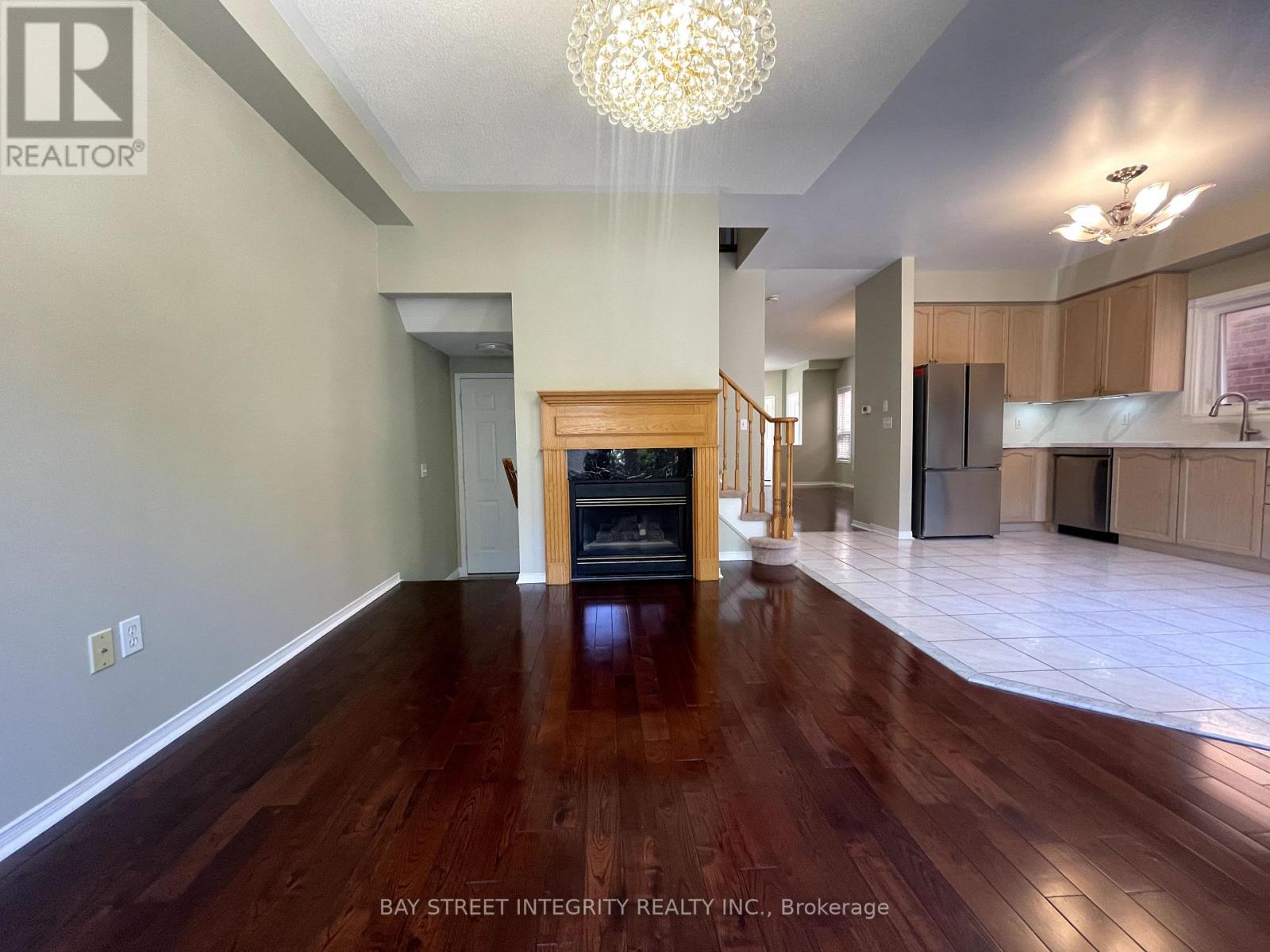 111 Madison Heights Boulevard, Markham, Ontario  L6C 2E3 - Photo 5 - N12129433