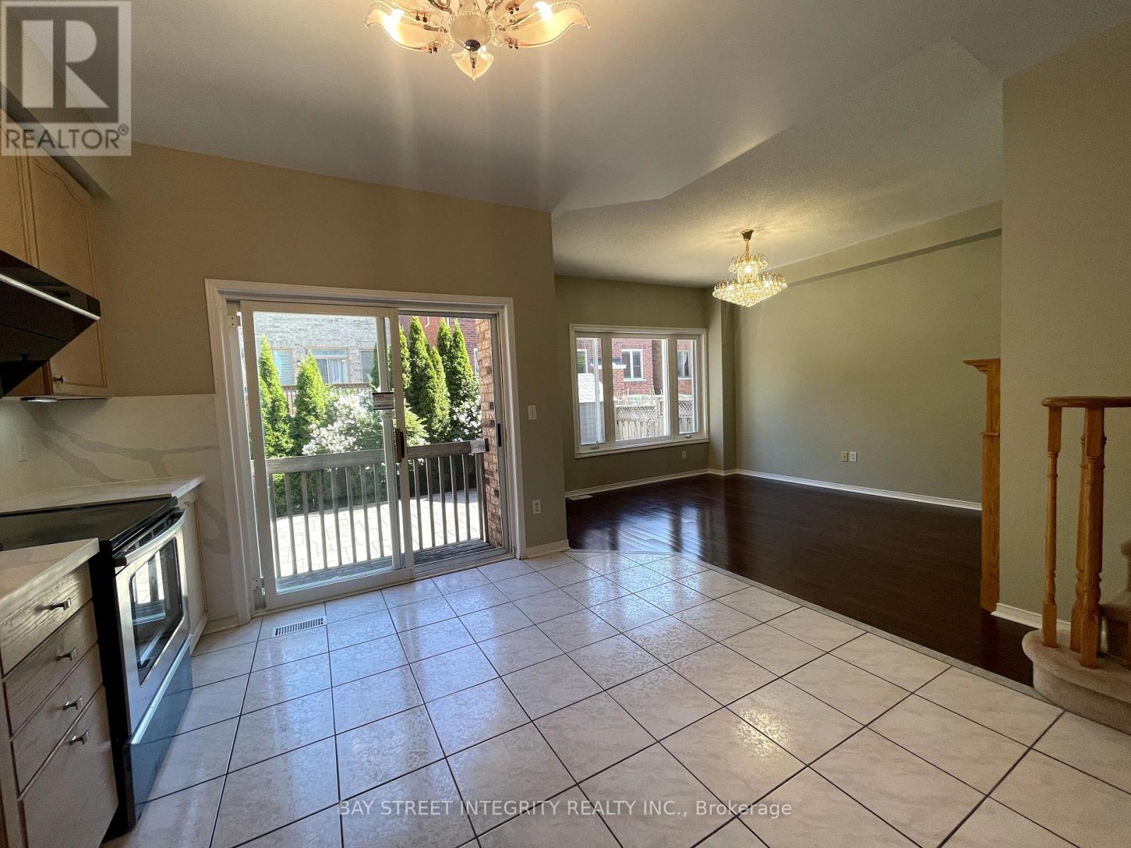 111 Madison Heights Boulevard, Markham (Berczy), Ontario  L6C 2E3 - Photo 6 - N12129433