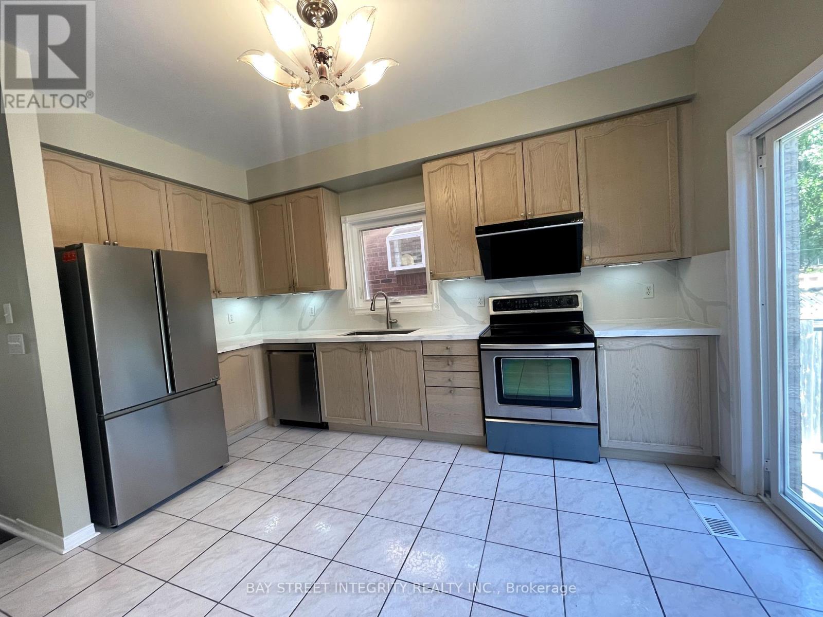 111 Madison Heights Boulevard, Markham, Ontario  L6C 2E3 - Photo 8 - N12129433