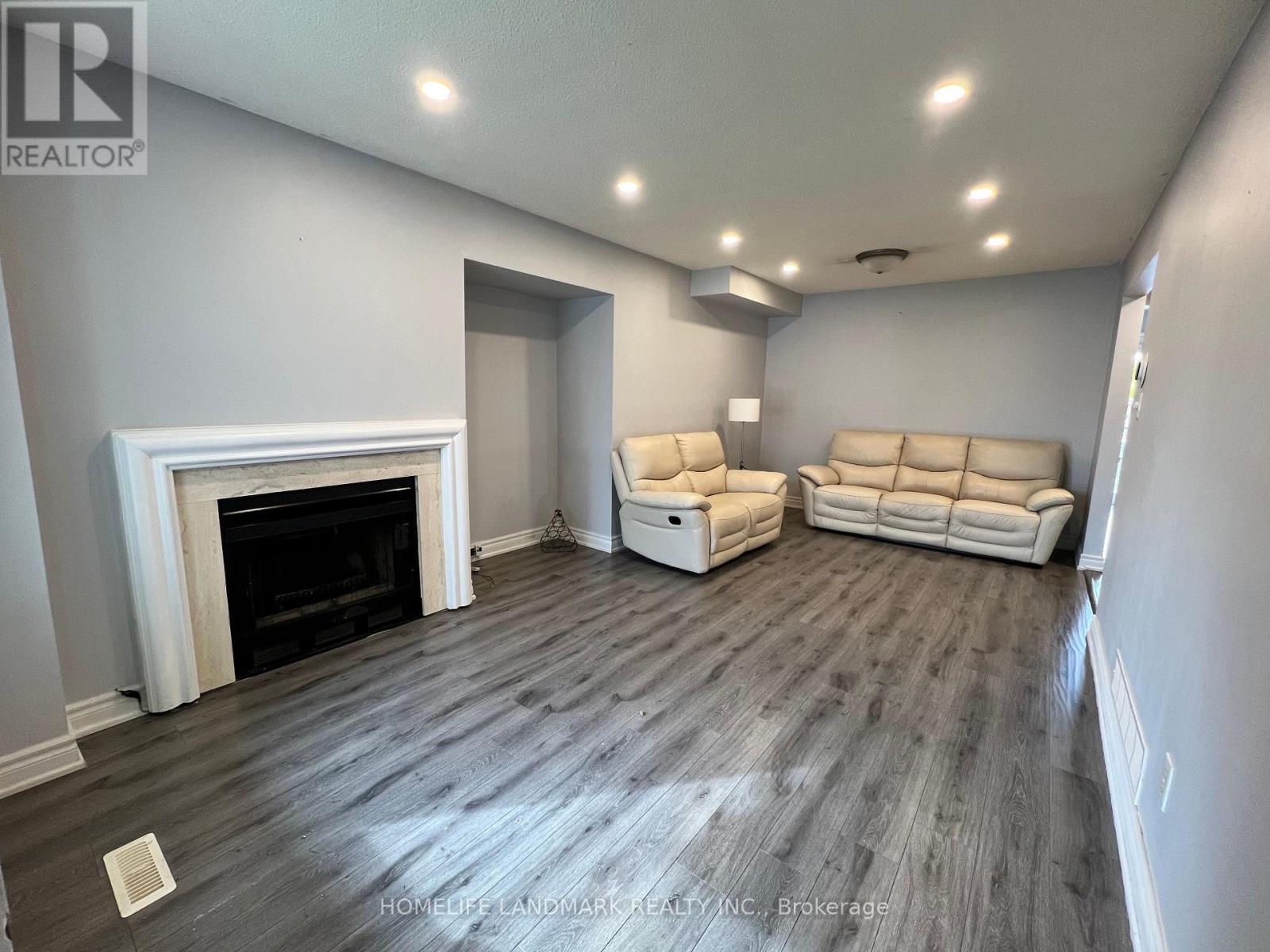 1275 Valerie Crescent, Oakville, Ontario  L6J 7E7 - Photo 3 - W12129448