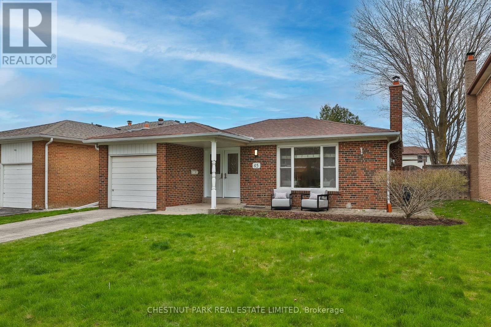 <div class="slider-price">$1,250,880</div><p>65 Ovendon Square, Toronto, Ontario</p>